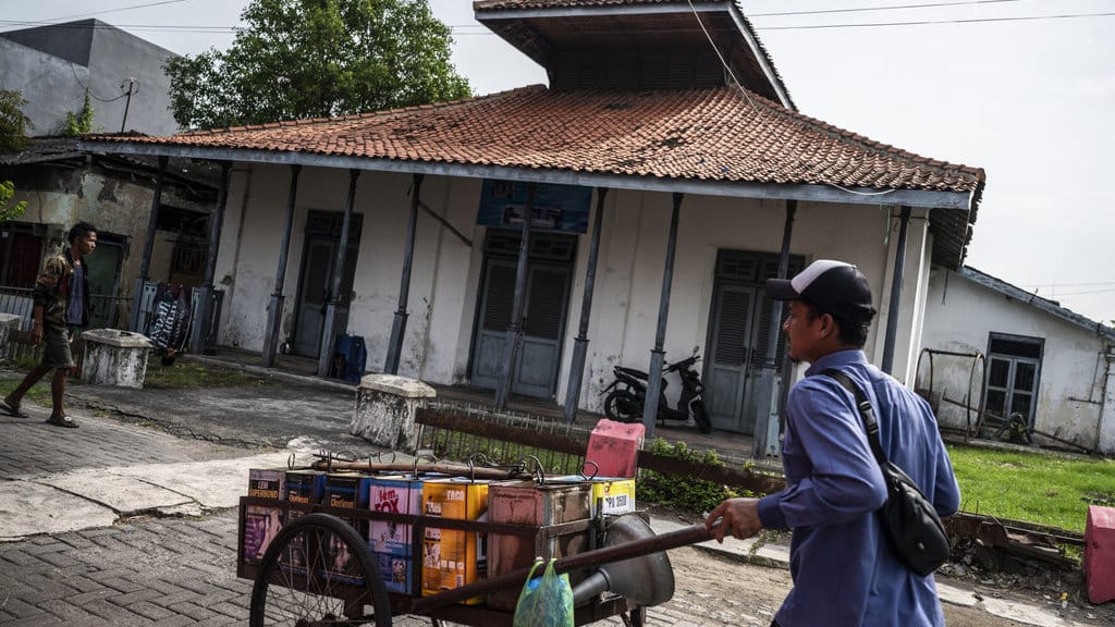 Warga berjalan di dekat Gedung Sarekat Islam, Semarang, Jawa Tengah, Selasa (30/12/2025). ANTARA FOTO/Aprillio Akbar/tom. Rencana revitalisasi Gedung Sarekat Islam
