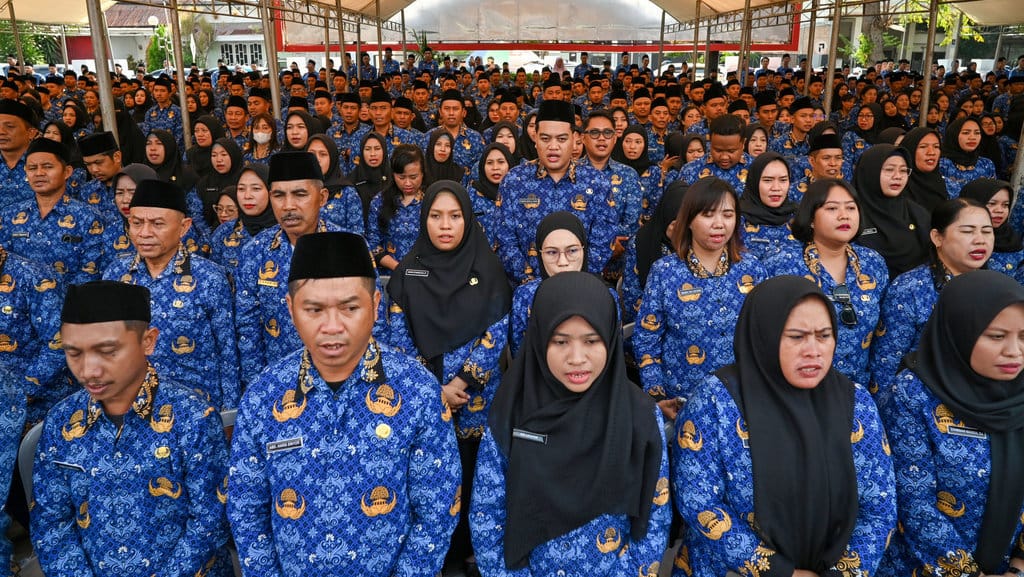 Pegawai Pemerintah dengan Perjanjian Kerja (PPPK) paruh waktu mengikuti pelantikan dan penyerahan SK di Lapangan Pogombo, Kantor Gubernur Sulteng di Palu, Sulawesi Tengah, Rabu (31/12/2025). ANTARA FOTO/Basri Marzuki/agr Pelantikan PPPK paruh waktu Pemprov Sulteng