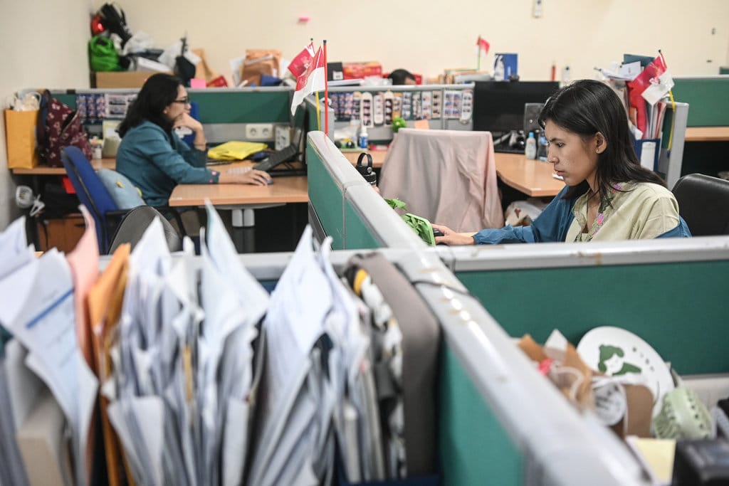 Pegawai Pemprov DKI Jakarta menggunakan laptop pada hari pertama kerja Tahun Baru 2026 di Balai Kota DKI Jakarta, Jumat (2/1/2026).ANTARA FOTO/Sulthony Hasanuddin/YU Hari pertama bekerja 2026 di Pemprov DKI Jakarta