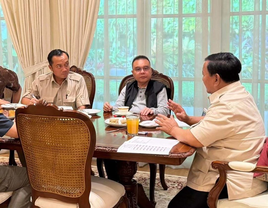 Pertemuan Prabowo Subianto dengan Wakil Ketua DPR Prof. Sufmi Dasco Ahmad, Menteri Sekretaris Negara Prasetyo Hadi, Menteri Luar Negeri Sugiono, dan Sekretaris Kabinet Teddy Indra Wijaya, di kediaman dinas Presiden, Widya Chandra, Jumat 2 Januari 2026. instagram/sekretariat.kabinet Pertemuan Prabowo Subianto