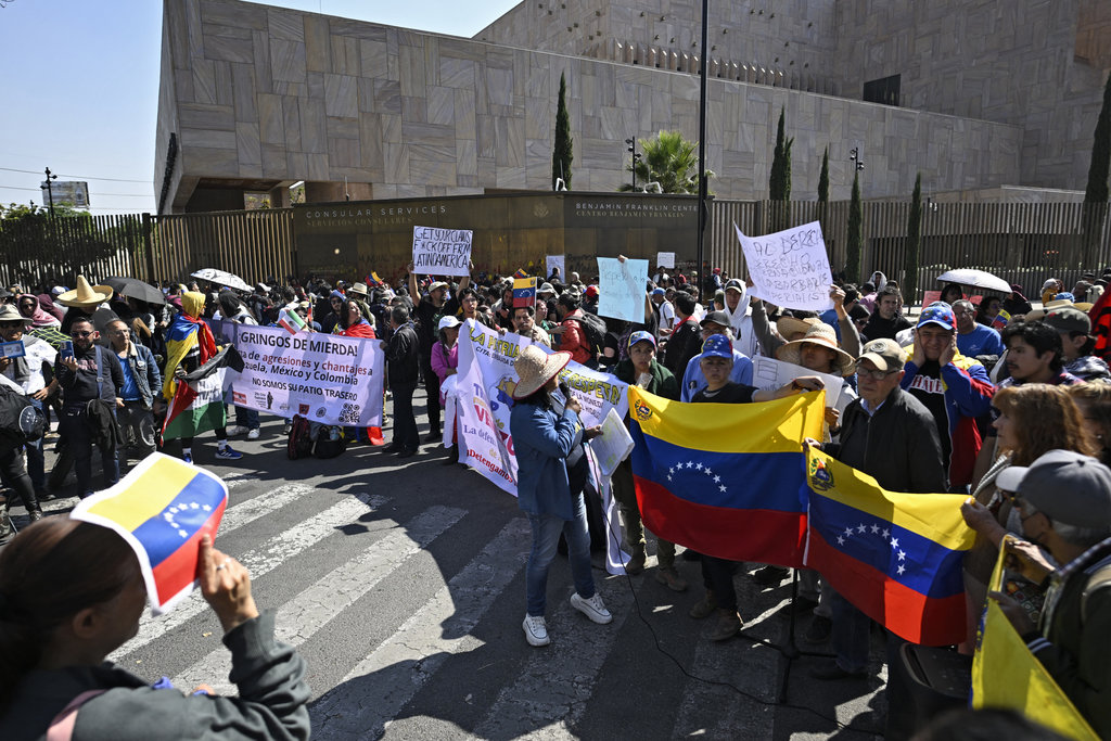 Anggota organisasi sosial memprotes operasi militer AS di Venezuela di luar kedutaan besar AS di Mexico City pada 3 Januari 2026, setelah pasukan AS menangkap pemimpin Venezuela Nicolas Maduro. (Foto oleh Alfredo ESTRELLA / AFP) konflik AS-Venezuela