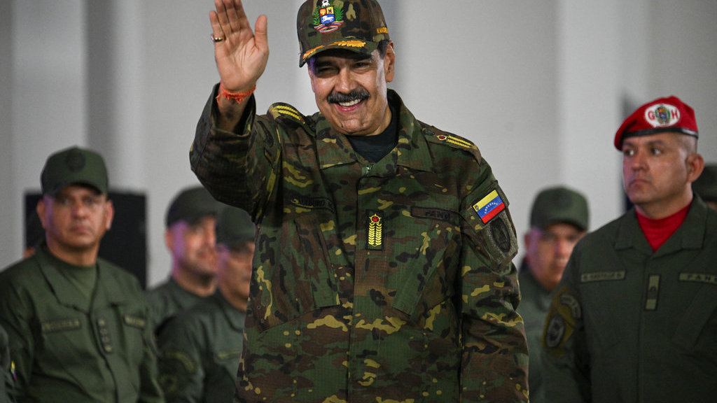 Presiden Venezuela Nicolas Maduro menyapa saat upacara militer di Fuerte Tiuna, Caracas pada 25 November 2025. (Foto oleh Federico PARRA / AFP) Nicolas Maduro