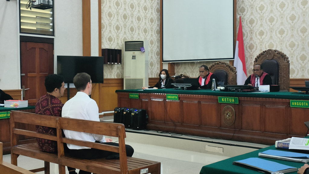 Terdakwa Darcy Francesco Jenson ketika berada di ruang PN Denpasar untuk sidang pembuktian terdakwa, Senin (05/01/2026). Tirto.id/Sandra Gisela Sidang Kasus Penembakan WN Australia