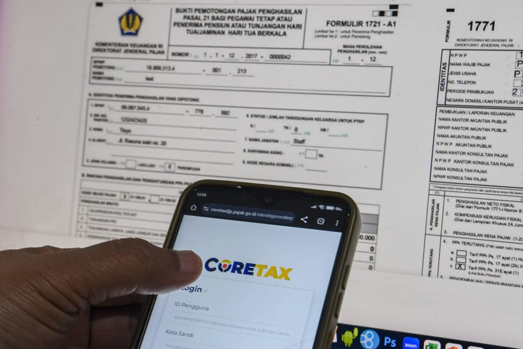 Warga membuka layanan apllikasi pajak Coretax Administration System (CTAS) atau Coretax DJP di Jakarta, Senin (5/1/2026). Direktorat Jenderal Pajak (DJP) Kementerian Keuangan melaporkan bahwa sebanyak 11.273.314 Wajib Pajak telah berhasil melakukan login dan aktivasi akun Coretax, dimana aktivasi tersebut didominasi oleh Wajib Pajak Orang Pribadi sebanyak 10.367.456 akun, Wajib Pajak Badan sebanyak 817.228 akun, instansi pemerintah sebanyak 88.409 akun, dan sektor PMSE (Perdagangan Melalui Sistem Elektronik) sebanyak 221 akun, per Sabtu (3/1/2026) pukul 10.27WIB. ANTARA FOTO/Muhammad Adimaja/YU Update peralihan NPWP ke Coretex