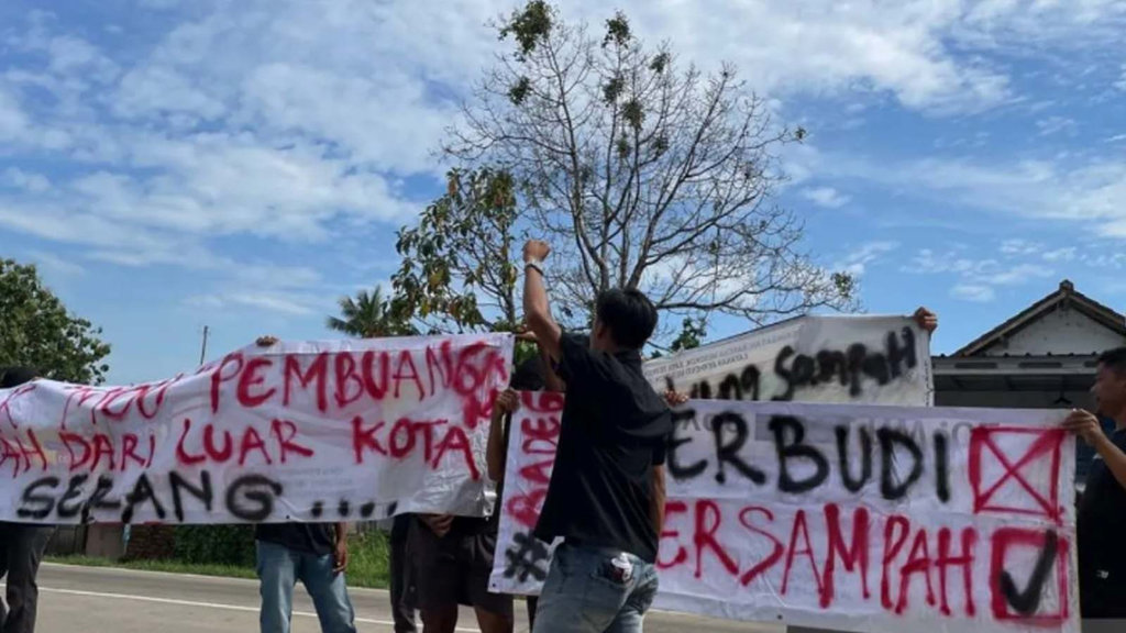 Sejumlah warga melakukan aksi protes penolakan sampah di depan Kantor Kecamatan Taktakan, Kota Serang, Banten, Selasa (6/1/2026). ANTARA/Desi Purnama Sari aksi protes penolakan sampah