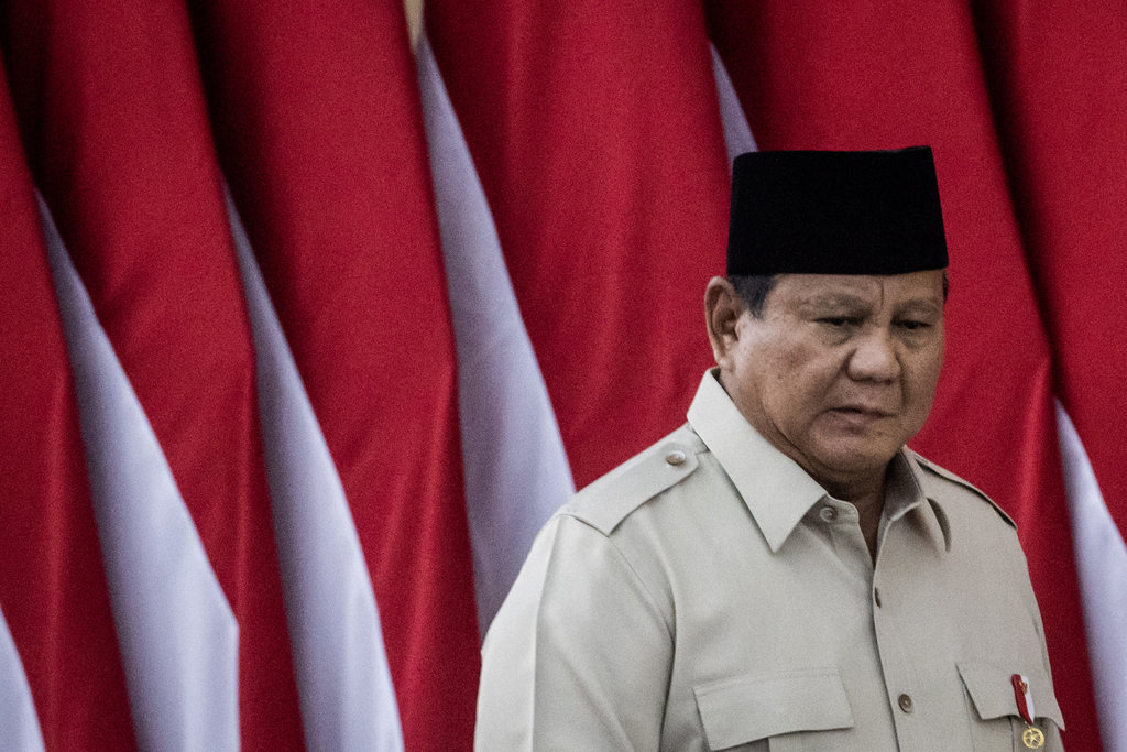 Presiden Prabowo Subianto bersiap membuka Taklimat Awal Tahun saat retret Kabinet Merah Putih di Hambalang, Kabupaten Bogor, Jawa Barat, Selasa (6/1/2026). Presiden Prabowo Subianto membuka dan memberikan arahan serta pembahasan diantaranya program makan gizi gratis hingga swasembada pangan kepada jajaran Kabinet Merah Putih dalam Taklimat Awal Tahun tersebut. ANTARA FOTO/Bayu Pratama S/bar Presiden buka Taklimat Awal Tahun saat retret Hambalang