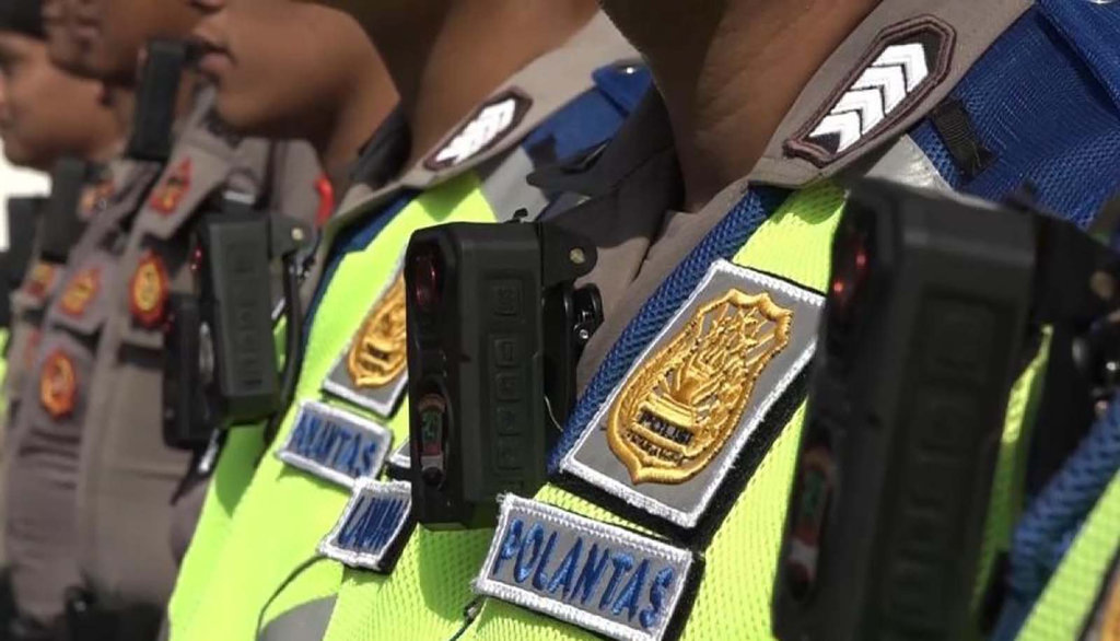 Sejumlah petugas mengenakan kamera tubuh (bodycam) di Polrestabes Surabaya, Rabu (20/12/2023). ANTARA/Hanif Nashrullah Kamera ETLE Mobile