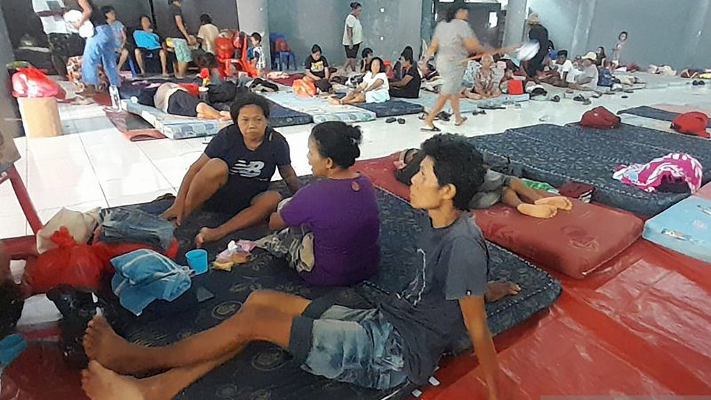 Sebanyak 683 warga kampung/desa di Pulau Siau, Kabupaten Kepulauan Siau-Tagulandang-Biaro (Sitaro) masih mengungsi di sejumlah tempat setelah banjir bandang menghantam wilayah tersebut pada Senin (5/1). Tampak warga yang menempati salah satu tempat pengungsian. ANTARA/Stenly Gaghunting Banjir Bandang Lumpur Pulau Siau