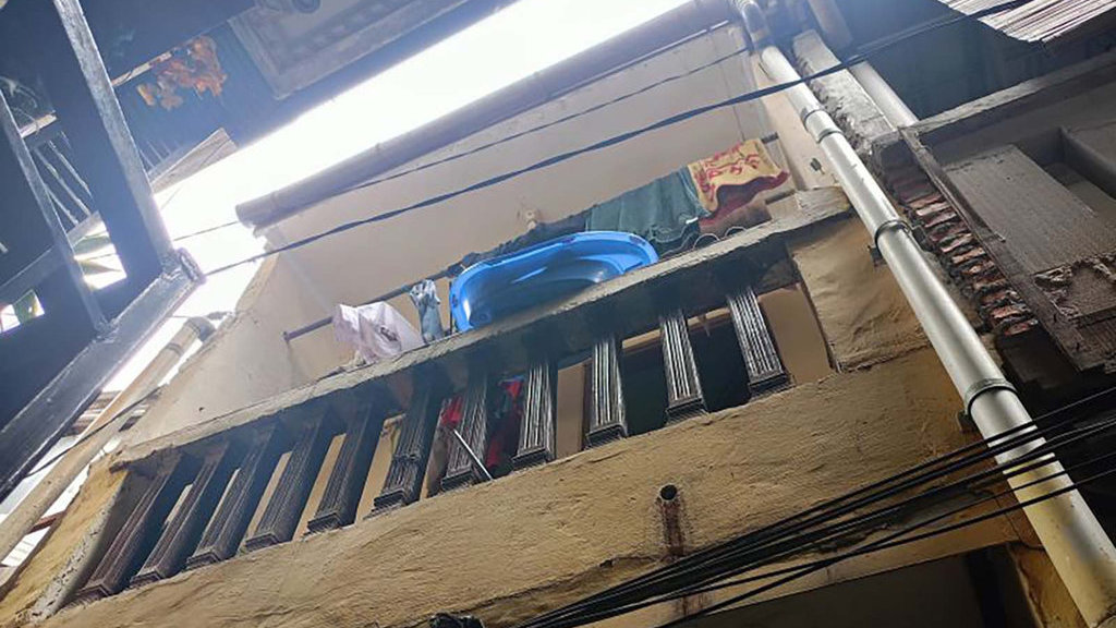 Tempat kejadian perkara balita inisial AC (3) jatuh dari balkon rumah berlantai dua di Jalan Swadaya IV Rawa Bunga, Jatinegara, Jakarta Timur, Selasa (6/1/2026) sore. (ANTARA/Siti Nurhaliza) TKP balita