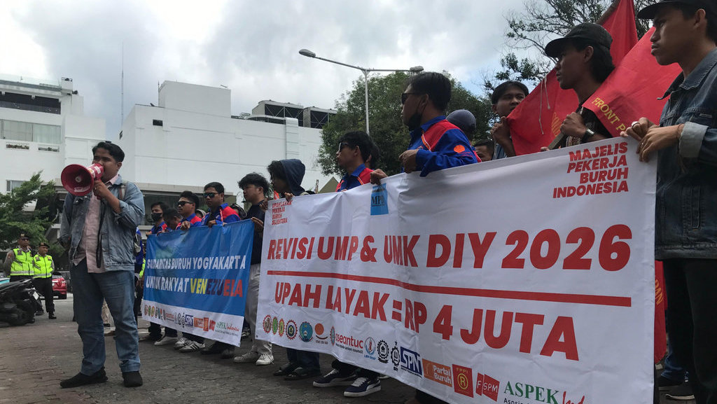 Ratusan buruh menggelar demonstrasi menuntut Pemerintah Daerah Istimewa Yogyakarta (DIY) untuk merevisi upah minimum yang disahkan pada Desember 2026 lalu. tirto.id/ Abdul Haris. Demo Buruh di Yogyakarta