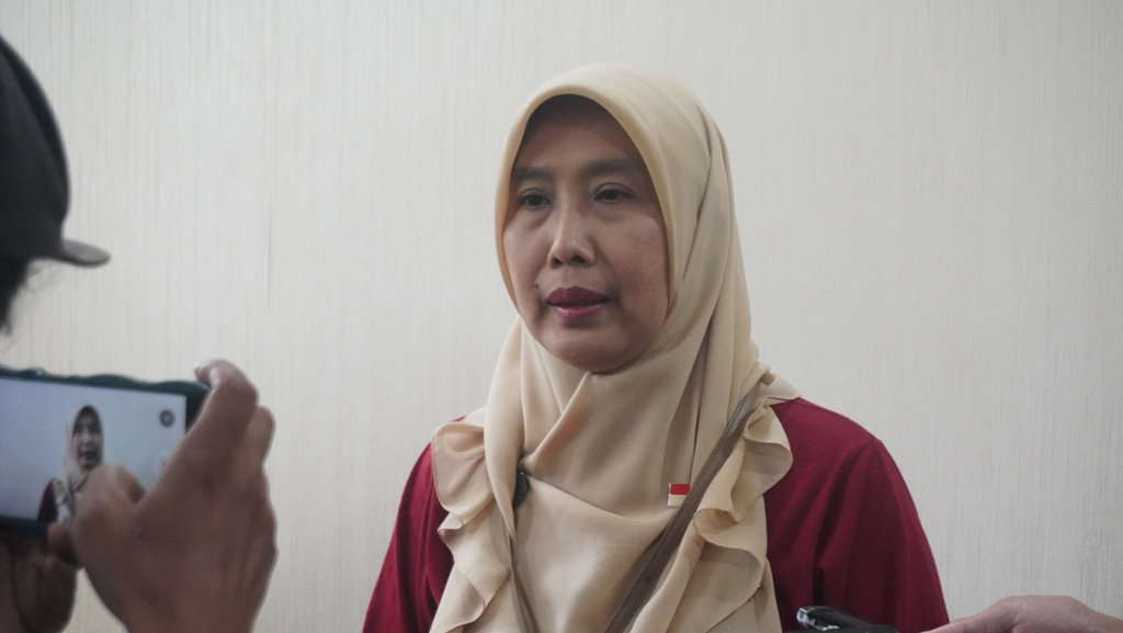 Kepala Bidang Pencegahan, Pengendalian Penyakit, dan Pengelolaan Data serta Informasi Kesehatan Dinkes Kota Yogyakarta, Lana Unwanah saat memberikan keterangan dalam jumpa pers di Balaikota Yogyakarta pada Jumat, (9/1/2026). tirto.id/Abdul Haris Lana Unwanah