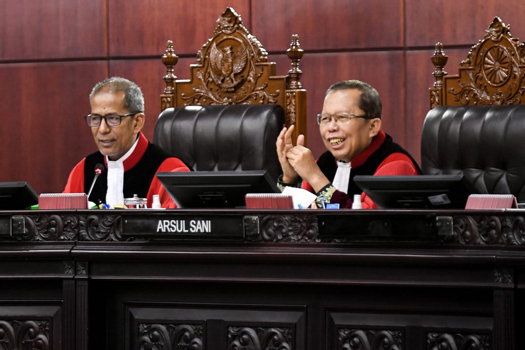 Wakil Ketua MK Saldi Isra (kiri) didampingi Hakim Konstitusi Arsul Sani (kanan) saat memimpin jalannya sidang di Gedung Mahkamah Konstitusi, Jakarta, Jumat (9/1/2026). ANTARA FOTO/Muhammad Adimaja/YU Sidang uji materi UU di Mahkamah Konstitusi