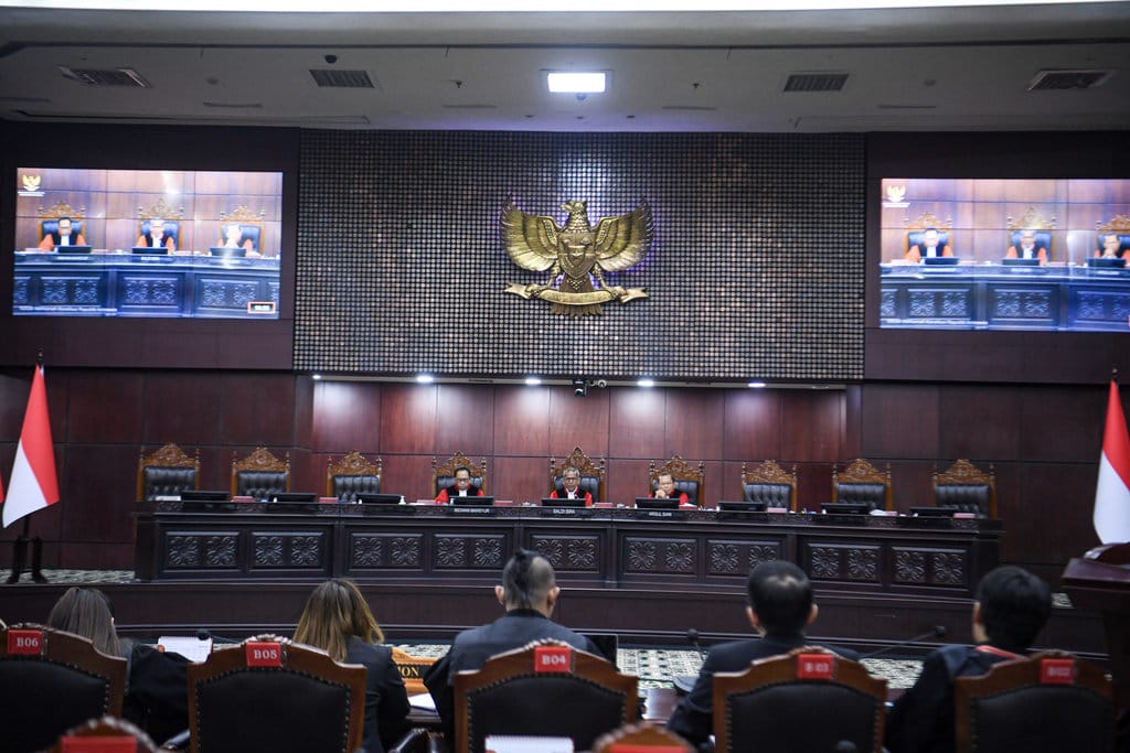 Wakil Ketua MK Saldi Isra (tengah) didampingi Hakim Konstitusi Ridwan Mansyur (kiri) dan Arsul Sani (kanan) saat memimpin jalannya sidang di Gedung Mahkamah Konstitusi, Jakarta, Jumat (9/1/2026). ANTARA FOTO/Muhammad Adimaja/YU Sidang uji materi UU di Mahkamah Konstitusi
