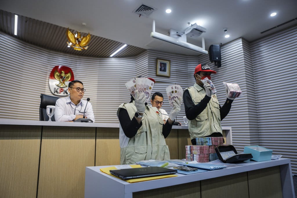 Petugas menunjukkan barang bukti saat konferensi pers di Gedung Merah Putih KPK, Jakarta, Minggu (11/1/2026). ANTARA FOTO/Asprilla Dwi Adha/agr Penahanan tersangka dugaan suap pemeriksaan pajak