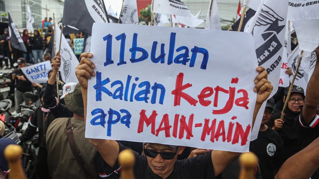 Mantan buruh dan karyawan Sritex membentangkan poster saat melakukan aksi unjuk rasa di depan kantor Pengadilan Negeri Semarang, Jawa Tengah, Senin (12/1/2026). ANTARA FOTO/Makna Zaezar/nz Unjuk rasa mantan pekerja PT Sritex di Semarang
