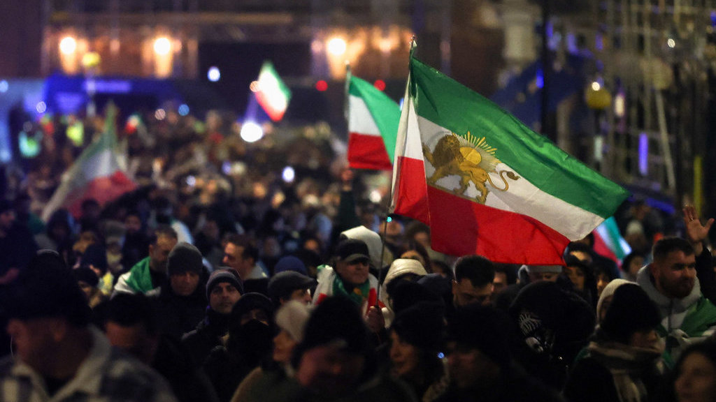 Para demonstran berjalan menuju kedutaan Iran selama unjuk rasa mendukung protes nasional di Iran, di London, Inggris, 11 Januari 2026. REUTERS/Isabel Infantes Demonstrasi Iran