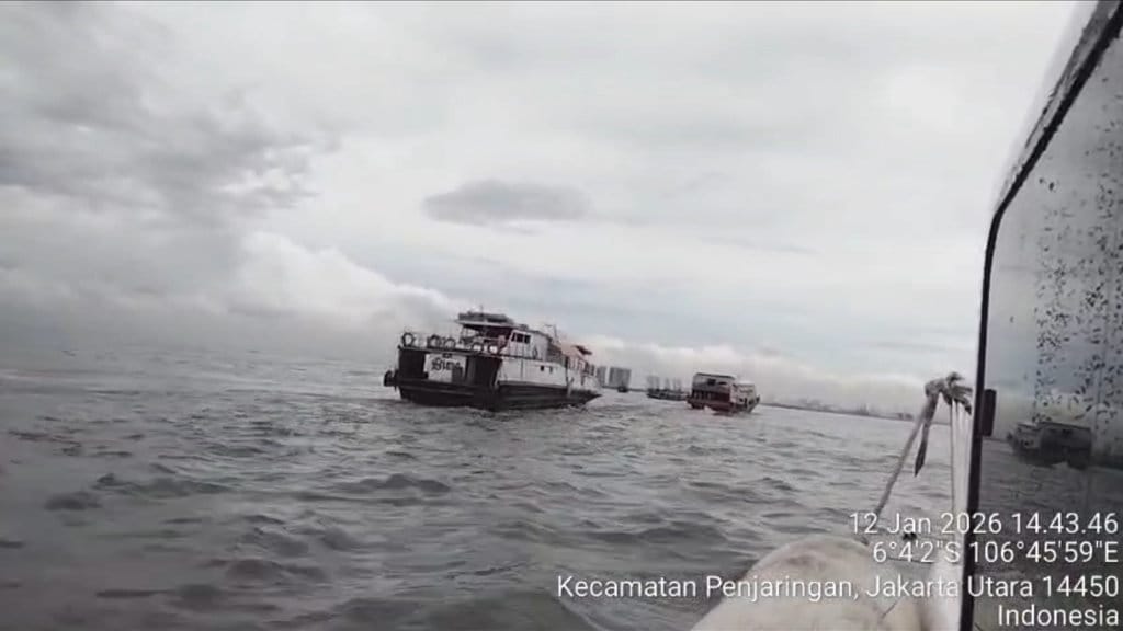 Evakuasi puluhan penumpang KM BIMA yang mengalami mati mesin di perairan Pulau Onrust, Kepulauan Seribu Selatan, Senin (12/1/2026). Foto/Dok.Polda Metro Jaya. Evakuasi Penumpang KM BIMA