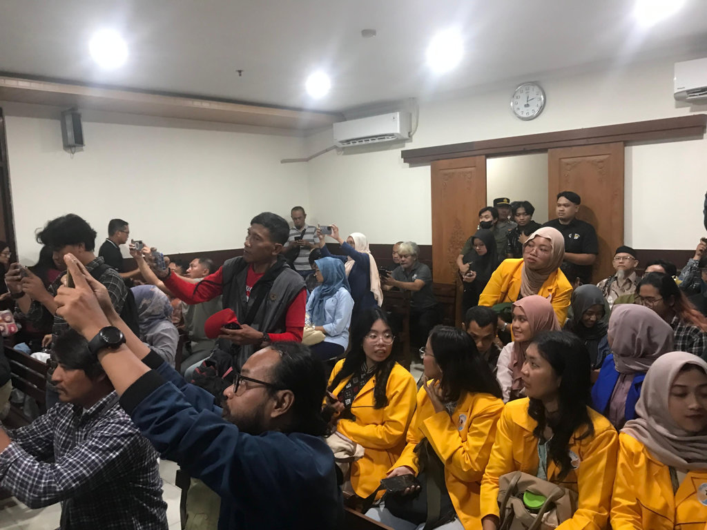 Sidang agenda pemeriksaan saksi yang dihadirkan JPU dalam kasus pembakaran tenda di depan Polda DIY pada demonstrasi Agustus lalu. tirto.id/ Abdul Haris Sidang Kasus Pembakaran Tenda Polda DIY