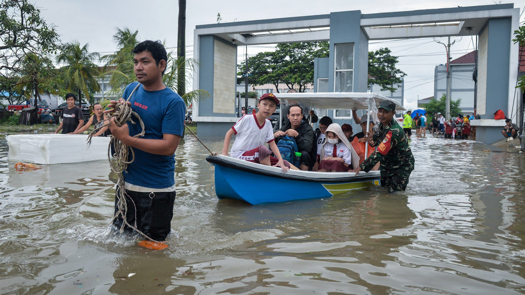 Anggota TNI bersama relawan menggunakan perahu untuk mengevakuasi warga terdampak banjir di Perumahan Duta Bandara Permai, Kosambi, Kabupaten Tangerang, Banten, Senin (12/1/2026). ANTARA FOTO/Putra M. Akbar/nym. Banjir rendam permukiman di Kabupaten Tangerang