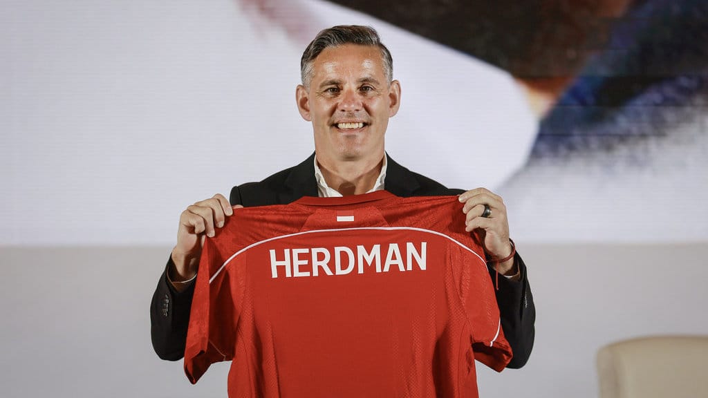 Pelatih Timnas Indonesia John Herdman menunjukkan jersey Timnas pada acara perkenalan pelatih baru Timnas Indonesia di Jakarta, Selasa (13/1/2026). ANTARA FOTO/Dhemas Reviyanto/YU PSSI perkenalkan pelatih baru Timnas Indonesia