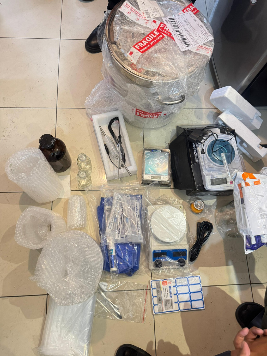 Barang bukti dan tersangka dari pengungkapan lab liquid narkoba di Pluit, Jakarta Utara, oleh jajaran Polda Metro Jaya. (FOTO/Dokumentasi Polda Metro Jaya) Lab Liquid Narkoba di Pluit