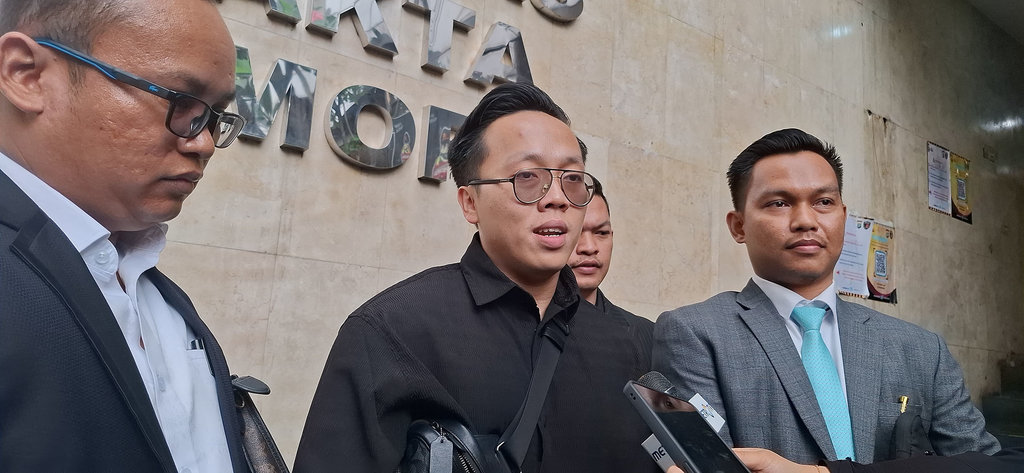 (kiri ke kanan) Younger dan Jajang yang merupakan pelapor Timothy terkait dugaan penipuan Akademi Crypto, Selasa (13/1/2026). tirot.id/Ayu Mumpuni Pelapor Timothy Ronald