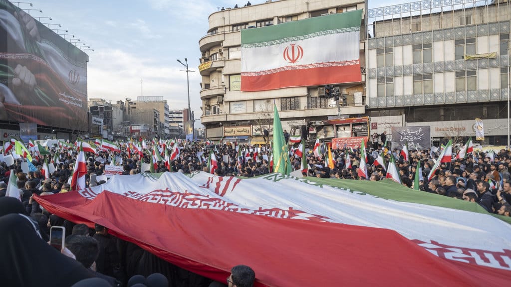 Para demonstran Iran berpartisipasi dalam unjuk rasa pro-pemerintah di Teheran, Iran, pada 12 Januari 2026. Reuters/ Morteza Nikoubazl/NurPhoto Demonstrasi di Iran