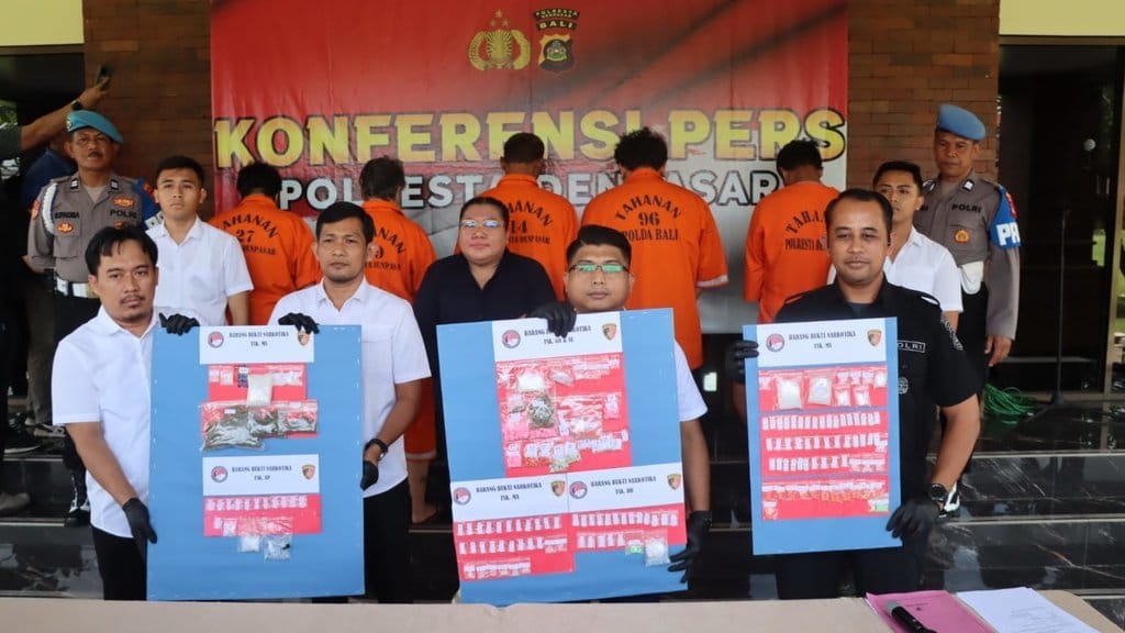 Konferensi pers pengungkapan kasus narkotika di Polresta Denpasar, Rabu (14/01/2026). Foto/Humas Polresta Denpasar Konpers Kaus Narkotika Denpasar