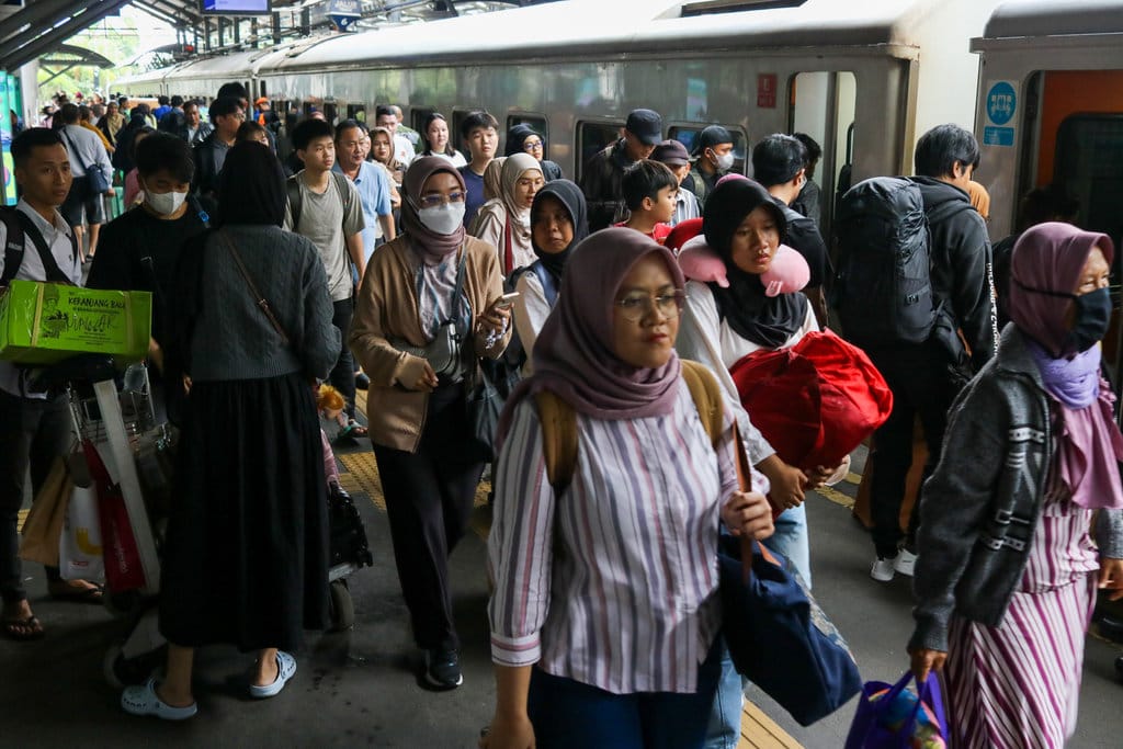 Sejumlah calon penumpang berjalan menuju gerbong kereta api di Stasiun Surabaya Gubeng, Surabaya, Jawa Timur, Jumat (16/1/2026). ANTARA FOTO/Didik Suhartono/bar Antisipasi lonjakan penumpang KA