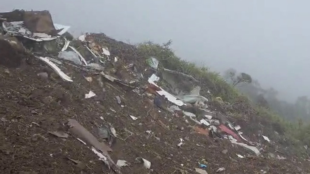 Diduga serpihan badan Pesawat ATR 42-500 yang sebelumnya dilaporkan hilang kontak ditemukan di puncak Bukit Bulusarung, Kabupaten Maros, Sulawesi Selatan, dalam operasi pencarian yang dilakukan Basarnas, Minggu (18/1/2026). FOTO/Dok. Basarnas Pencarian pesawat hilang di Maros