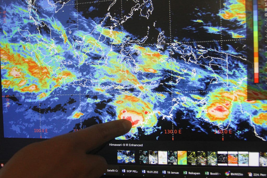 Petugas Badan Meteorologi, Klimatologi, dan Geofisika (BMKG) memantau pergerakan Bibit Siklon Tropis 97S dan Siklon Tropis Nokaen melalui citra satelit Himawari di Stasiun Klimatologi BMKG Karangploso, Malang, Jawa Timur, Senin (19/1/2026).ANTARA FOTO/Ari Bowo Sucipto/wsj. Pemantauan bibit dan siklon tropis