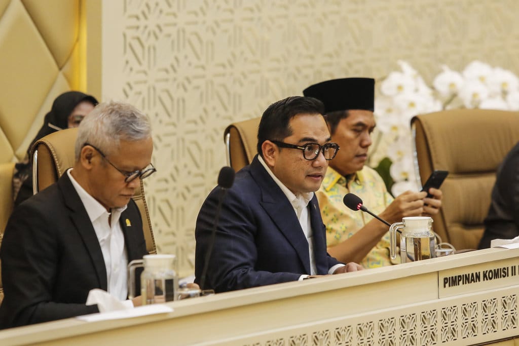 Ketua Komisi II DPR Rifqinizamy Karsayuda (tengah) bersama Wakil Ketua Komisi II DPR Aria Bima (kiri) dan Zulfikar Arse Sadikin (kanan) memimpin rapat kerja (raker) dengan Kementerian ATR/BPN, Kementerian PANRB, dan Kementerian Dalam Negeri di Kompleks Parlemen, Senayan, Jakarta, Senin (19/1/2026).ANTARA FOTO/Asprilla Dwi Adha/tom. Raker Komisi II DPR terkait penanganan pascabencana