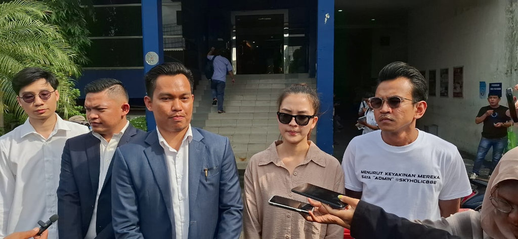 Pelapor korban Akademi Crypto di Polda Metro Jaya, Senin (19/1/2026). tirto.id/Ayu Mumpuni Korban Akademi Crypto