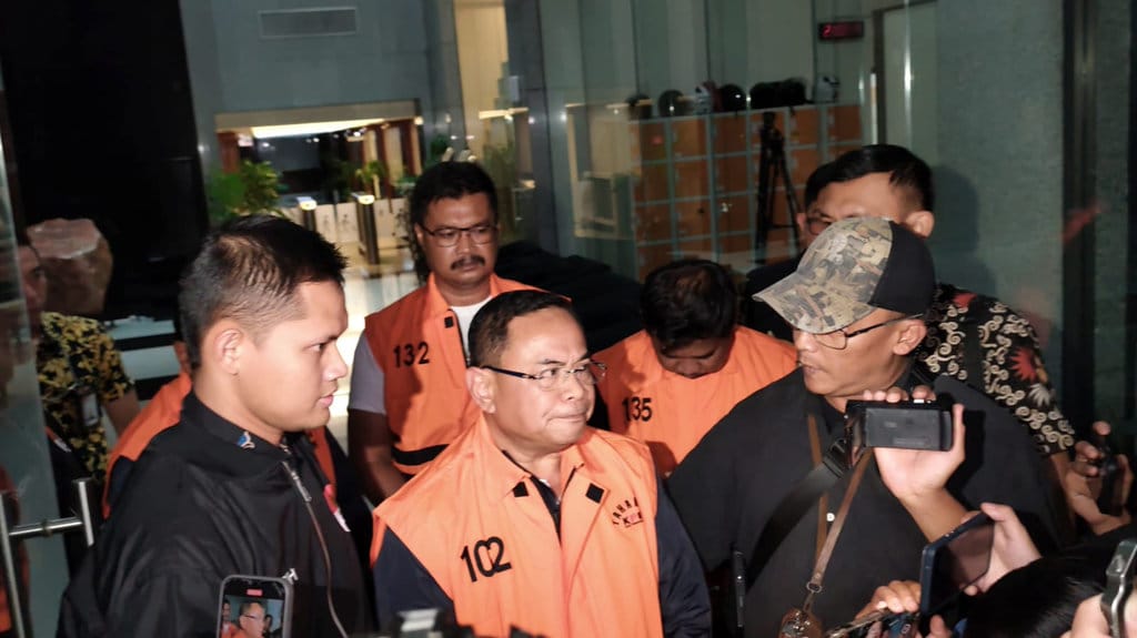 Tersangka kasus dugaan tindak pidana korupsi terkait pemerasan dalam pengisian jabatan perangkat desa di lingkungan Pemerintah Kabupaten Pati Sudewo usai pemeriksaan di Gedung KPK Merah Putih, Jakarta, Selasa (20/1/2026). tirto.id/Auliya Umayna KPK Tahan Bupati Pati Sudewo