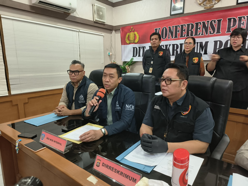 Konferensi pers penangkapan buron Red Notice Interpol di Gedung Ditreskrimum Polda Bali, Selasa (20/01/2026) malam. Tirto.id/Sandra Gisela Konpers Penangkapan Buron Red Notice Interpol