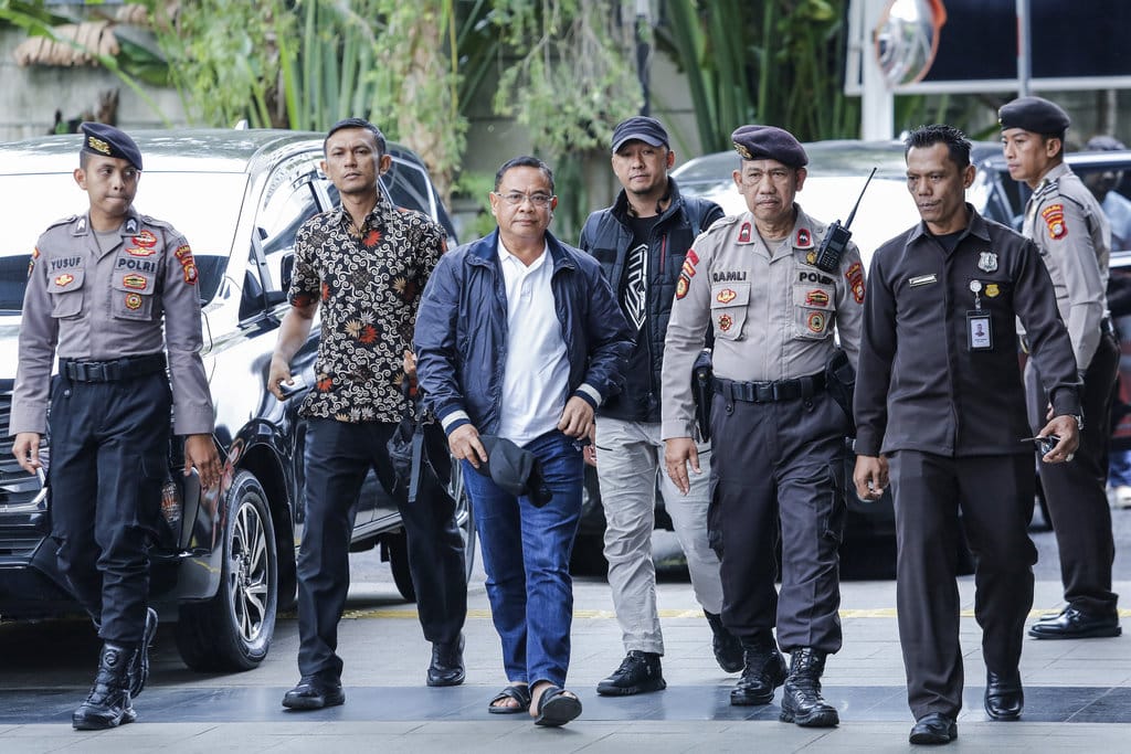 Bupati Pati Sudewo (ketiga kiri) dikawal petugas setibanya di Gedung Merah Putih KPK, Jakarta, Selasa (20/1/2026). Sudewo tiba di KPK untuk menjalani pemeriksaan lanjutan setelah terjaring dalam operasi tangkap tangan terkait dugaan korupsi pengisian jabatan perangkat desa di Kabupaten Pati, Jawa Tengah. ANTARA FOTO/Asprilla Dwi Adha/nym. Bupati Pati tiba di KPK usai terjaring OTT