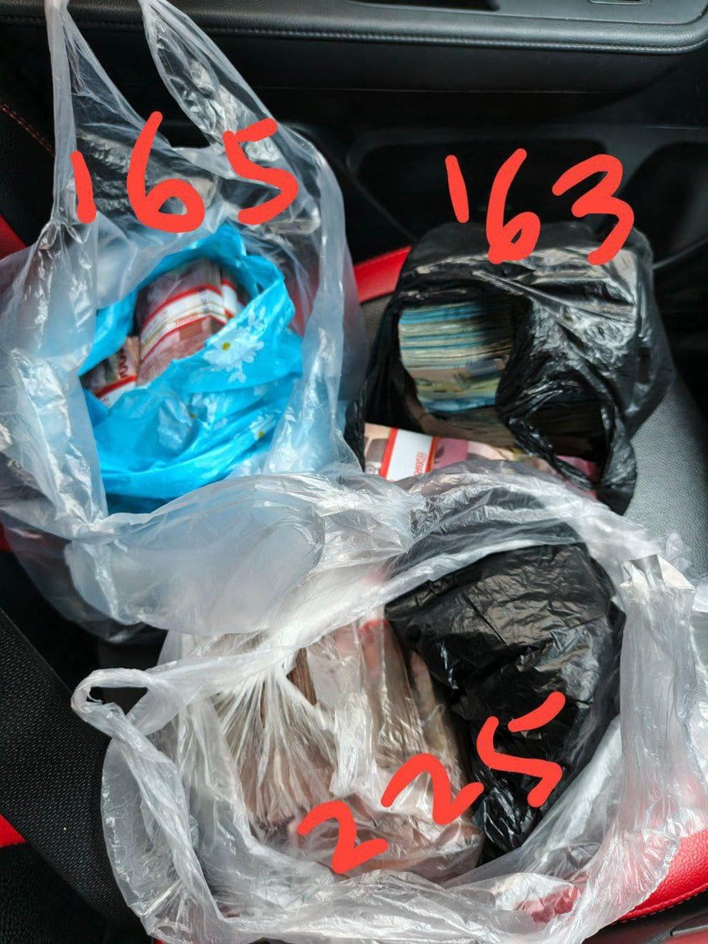 Barang bukti berupa uang terkait kasus dugaan pemerasan pada pengisian jabatan perangkat desa di Pati. FOTO/Dok KPK. Barang bukti kasus dugaan pemerasan