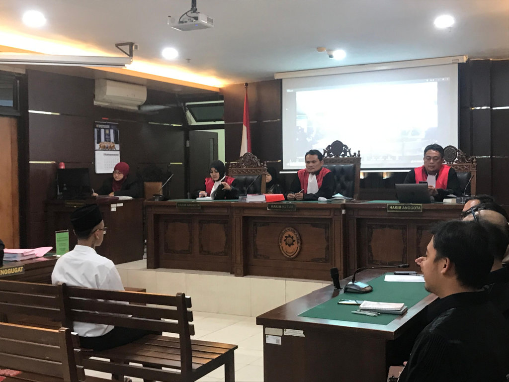 Sidang kasus pembakaran tenda polisi dengan terdakwa Perdana Ari Putra Veriasa kembali digelar di Pengadilan Negeri Sleman pada Kamis (22/1/2026). tirto.id/ Abdul Haris Sidang Kasus Pembakaran Tenda Polisi
