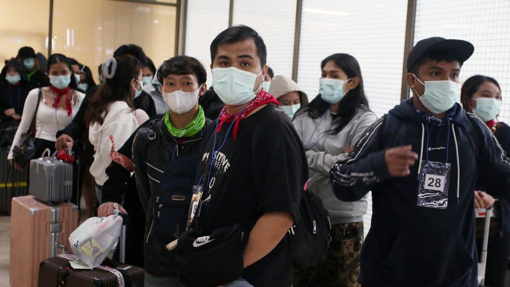 Sejumlah Warga Negara Indonesia (WNI) dikumpulkan untuk pendataan setibanya dari Myanmar di Terminal 2, Bandara Soekarno Hatta, Tangerang, Banten, Kamis (22/1/2026). ANTARA FOTO/Muhammad Iqbal/rwa. Pemulangan 91 WNI hasil operasi penindakan online scamming di Myanmar