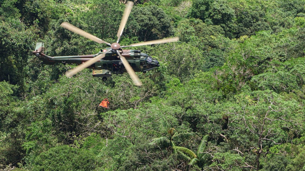Ilustrasi helikopter milik TNI. ANTARA FOTO/Arnas Padda/rwa. Evakuasi korban pesawat ATR 42-500 menggunakan helikopter