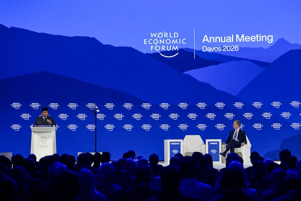 Presiden Prabowo Subianto (kiri) menyampaikan pidato saat World Economic Forum (WEF) 2026 di Congress Hall, Davos, Swiss, Kamis (22/1/2026). Presiden Prabowo dalam pidatonya membahas Danantara dan peran dalam ekonomi Indonesia. ANTARA FOTO/Aria Cindyara/bay/tom. Pidato Presiden Prabowo di World Economic Forum 2026
