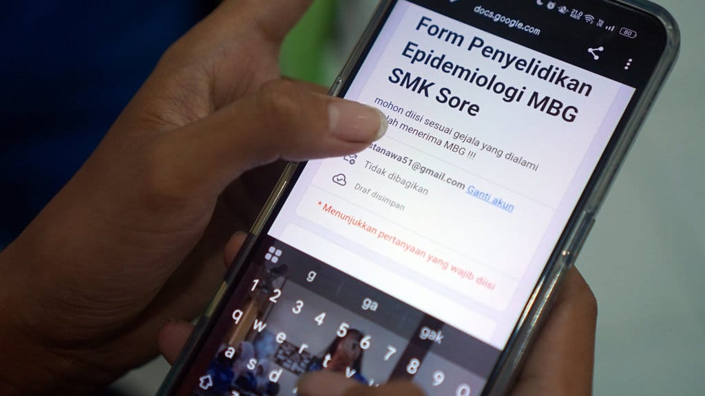 Siswa mengisi kuesioner dalam kegiatan survei epidemiologi di SMK Sore Tulungagung, Jawa Timur, Jumat (23/1/2026). Survei tersebut dilakukan untuk menelusuri pola konsumsi menu MBG serta potensi sebaran kasus gangguan pencernaan yang dialami sedikitnya 15 siswa usai menyantap makanan dari SPPG Pesantren sehari sebelumnya. ANTARA FOTO/Destyan Sujarwoko/foc. Survei epidemologi SMK lokasi keracunan MBG