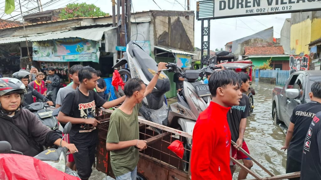Banjir merendam kawasan perumahan Ciledug Indah, Karang Tengah, Tangerang, pada Jumat (23/1/2026) siang. tirto.id/Naufal Majid Perumahan Ciledug Indah Terendam Banjir