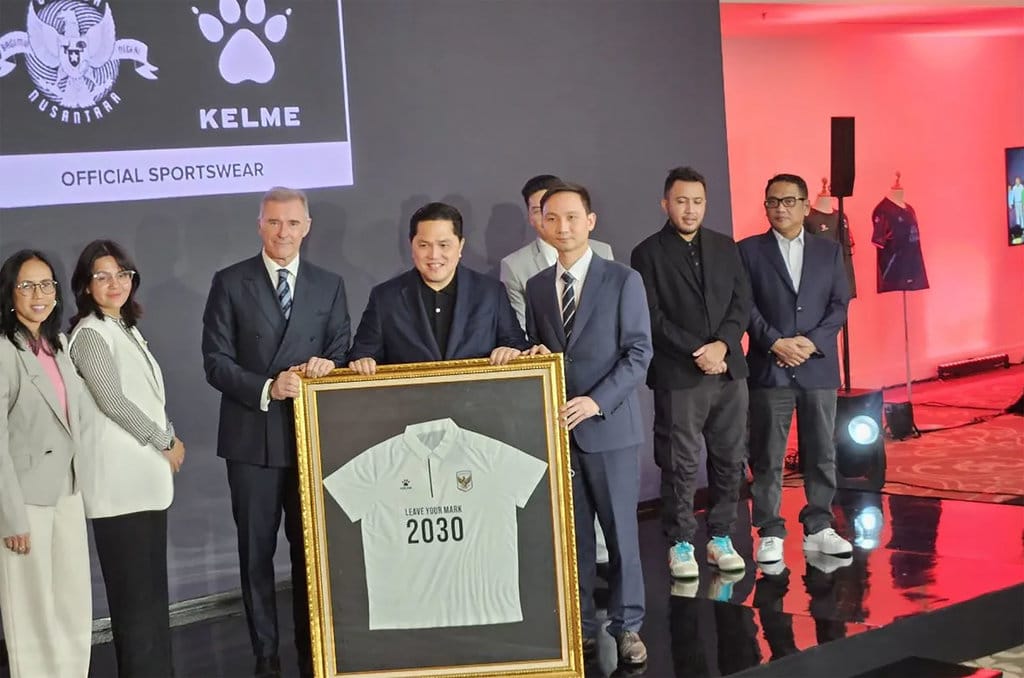 Ketua umum PSSI Erick Thohir (tengah) menerima kaus polo simbolis kerja sama apparel timnas dengan Kelme di Jakarta, Jumat (23/1/2026). (ANTARA/RAUF ADIPATI) Kelme Aparel Baru Timnas Indonesia