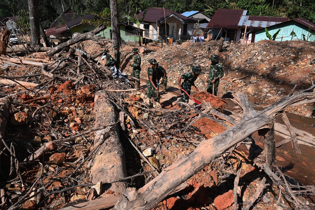 Prajurit TNI dari Batalyon Infanteri Teritorial Pembangunan (Yonif TP) 906/Sanalenggam membersihkan material longsor pada jalan akses menuju Gereja HKBP Parsingkaman di Desa Pagaran Lambung I, Kecamatan Adiankoting, Tapanuli Utara, Sumatera Utara, Sabtu (24/1/2026). Pembersihan sisa material longsor di sekitar area gereja dan makam yang dilakukan puluhan prajurit TNI tersebut untuk membantu memudahkan masyarakat dalam beribadah maupun berziarah pascabencana tanah longsor pada akhir November 2025. ANTARA FOTO/Indrianto Eko Suwarso TNI bersihkan sisa longsor di Tapanuli Utara