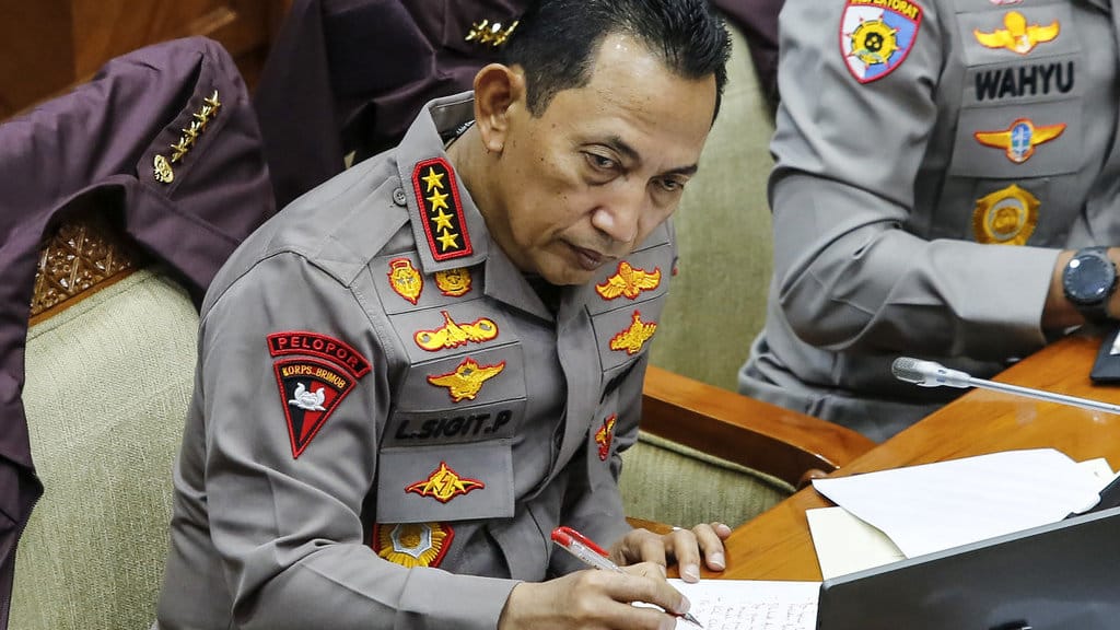 Kapolri Jenderal Pol. Listyo Sigit Prabowo mengikuti rapat kerja dengan Komisi III DPR di Kompleks Parlemen, Senayan, Jakarta, Senin (26/1/2026). Raker tersebut membahas evaluasi kinerja Tahun Anggaran 2025 dan rencana kerja Tahun Anggaran 2026. ANTARA FOTO/Asprilla Dwi Adha/nz Raker Komisi III DPR dengan Kapolri