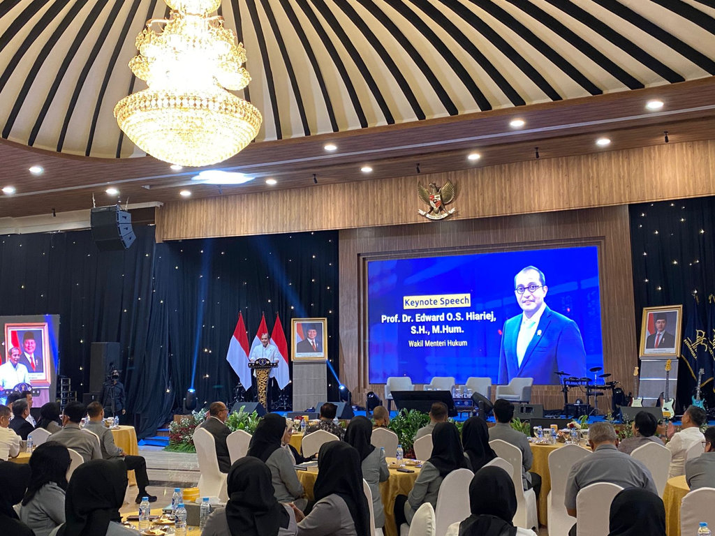 Wakil Menteri Hukum, Edward Omar Sharif Hiariej alias Eddy Hiariej, dalam acara Sosialisasi Kitab Undang-Undang Hukum Pidana Nasional di Gedung Kementerian Hukum (Kemenkum) Jakarta Selatan, Senin (26/1/2026). tirto.id/Auliya Umayna Eddy Hiariej di Sosialisasi Kitab Undang-Undang