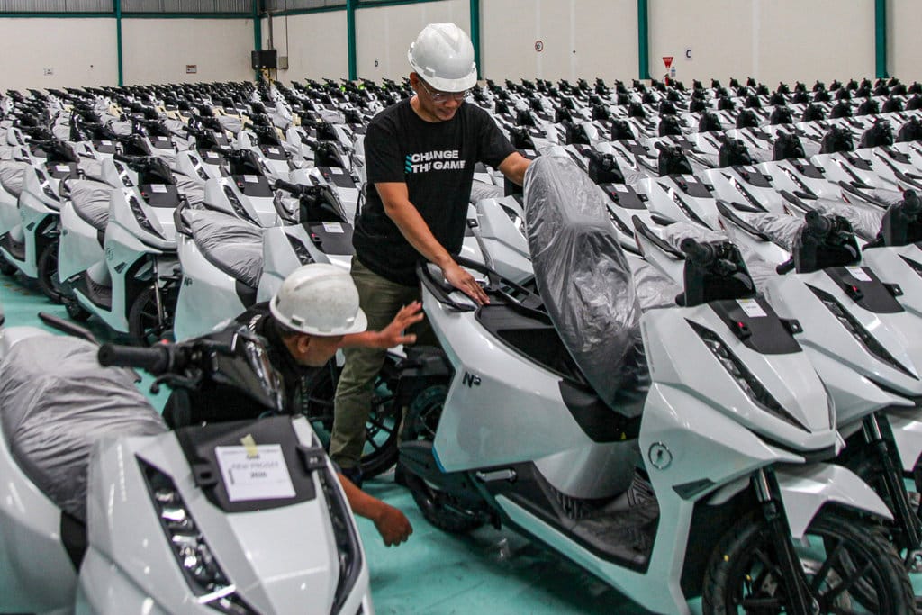 Pekerja memeriksa sepeda motor listrik Alva N3 usai penandatanganan naskah kerja sama penyediaan infrastruktur logistik berbasis sepeda motor listrik antara perusahaan otomotif Alva, Dash, dan Kalista di Cikarang, Kabupaten Bekasi, Jawa Barat, Selasa (27/1/2026). ANTARA FOTO/Darryl Ramadan/aww. Penyediaan motor listrik untuk distribusi logistik