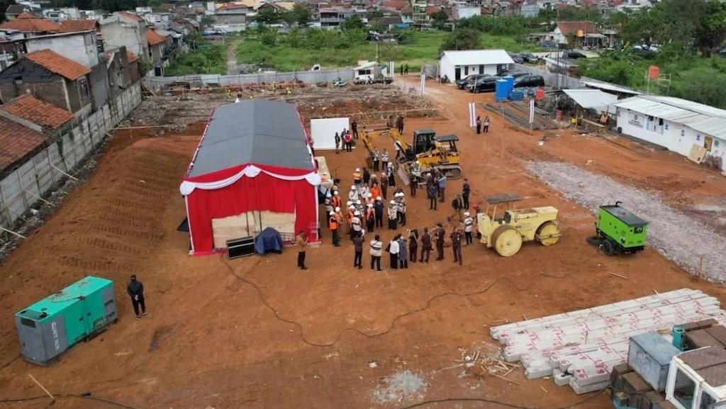Wakajati Jabar Dr. Taufan Zakaria, S.H., M.H., melakukan groundbreaking pembangunan Rusun Kejati Jabar untuk para ASN. (FOTO/dok.Kejaksaan Agung) Body Artikel 1 Kejaksaan Agung II 25