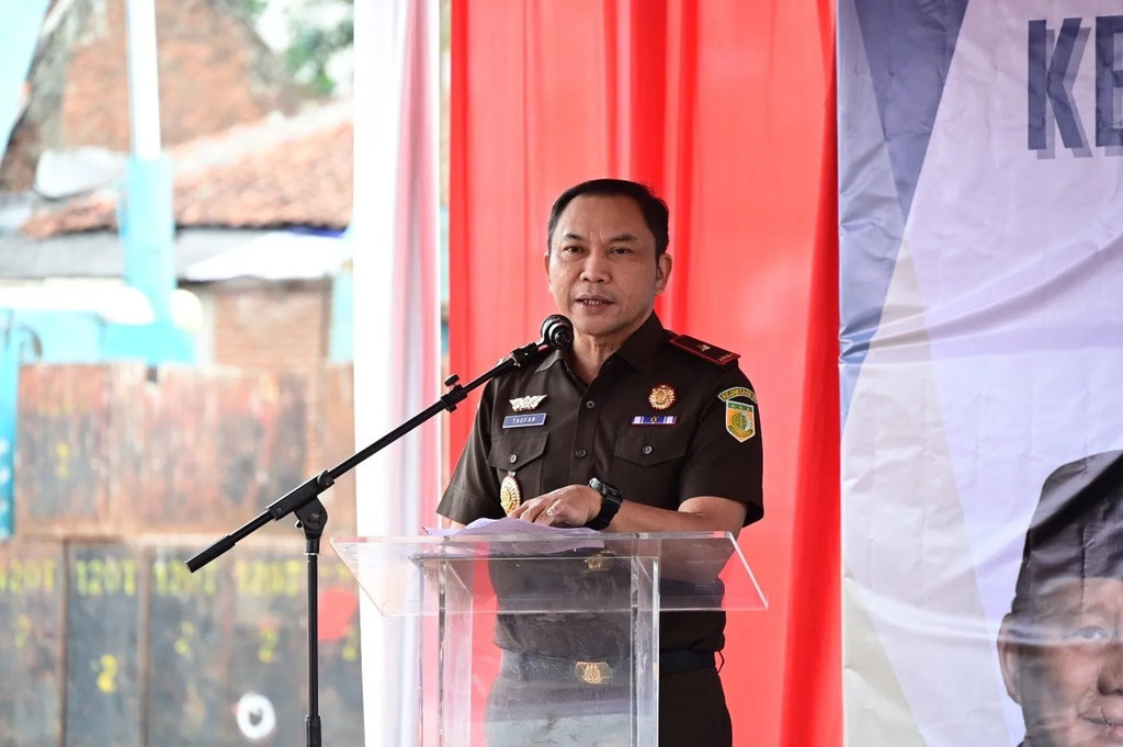 Wakajati Jabar Dr. Taufan Zakaria, S.H., M.H., melakukan groundbreaking pembangunan Rusun Kejati Jabar untuk para ASN. (FOTO/dok.Kejaksaan Agung) Body Artikel 2 Kejaksaan Agung II 25